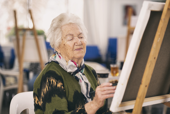 starsza kobieta na zajęciach artystycznych