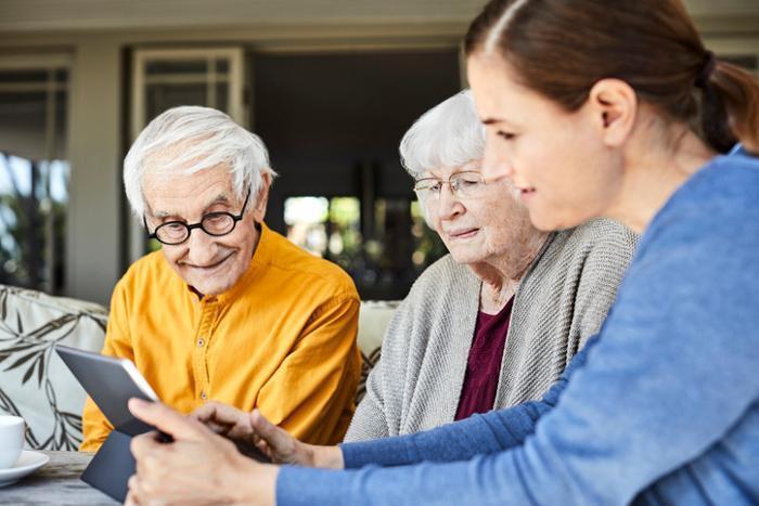 starsi ludzie patrzą w tablet